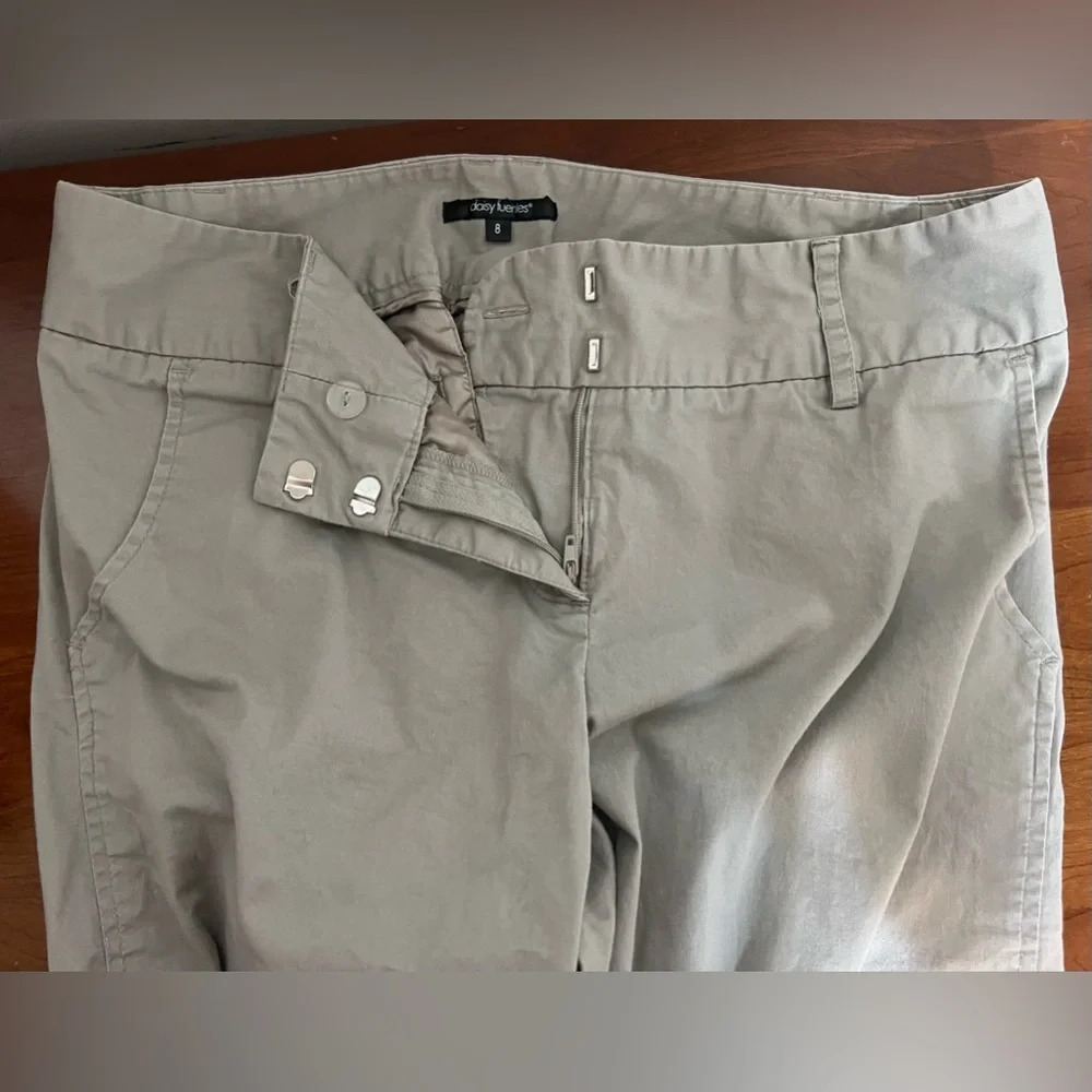 Daisy Fuentes Cropped Pants (Capris). Size 8. Khaki - Picture 3 of 7